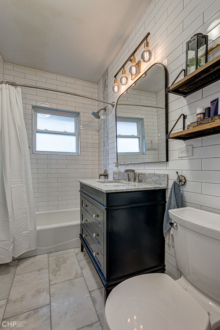 310 Shenstone Road Riverside, IL 60546 - Photo 13 of 32 a bathroom with a sink a toilet and bathtub