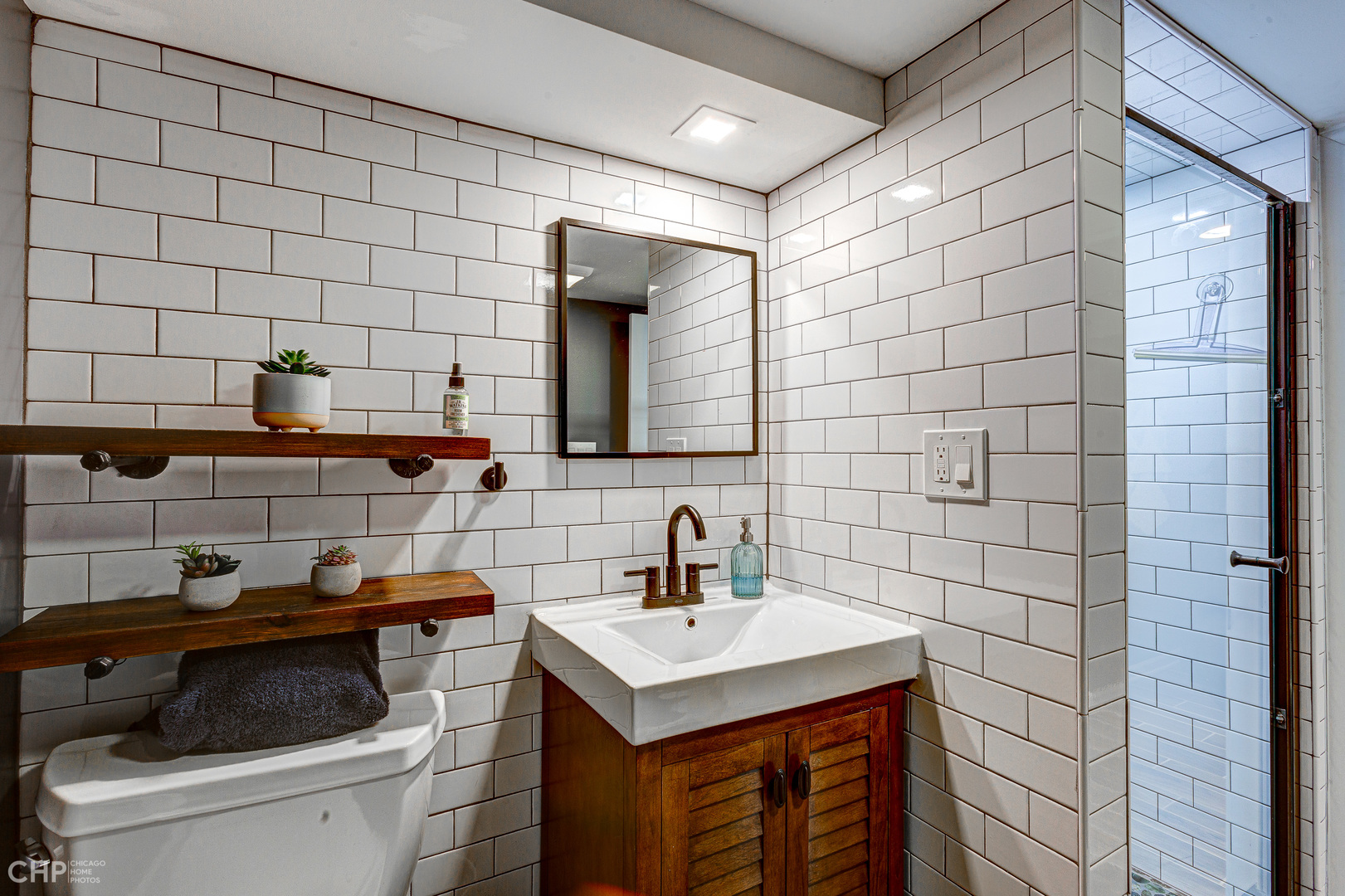 310 Shenstone Road Riverside, IL 60546 - Photo 25 of 32 a bathroom with a sink toilet and vanity