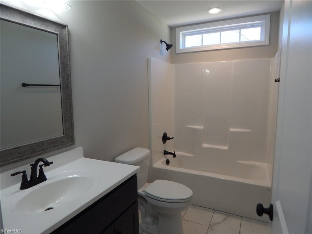 2126 Waterford Pointe Road Lexington, NC 27292 - Photo 11 of 15 2nd full bath between secondary bedrooms. Notice transom window for extra daylight