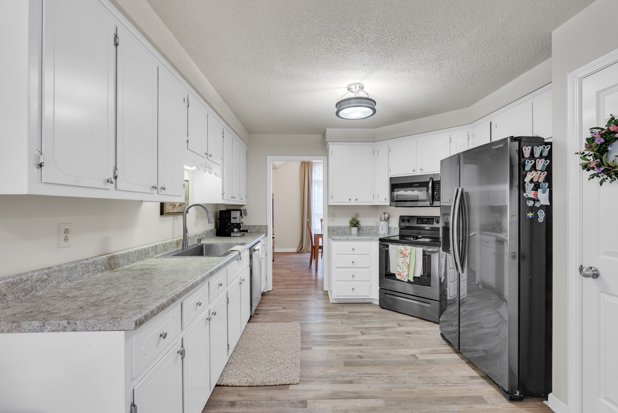 326 Lancaster Road Clarksville, TN 37042 - Photo 9 of 31 a kitchen with granite countertop a refrigerator stove and oven
