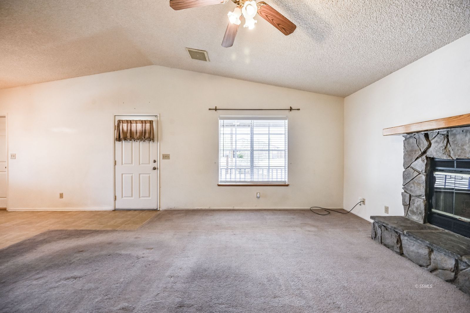 401 North Inyo Street Ridgecrest, CA 93555 - Photo 9 of 37 a view of an empty room with a window