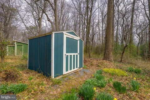 a house view with backyard space