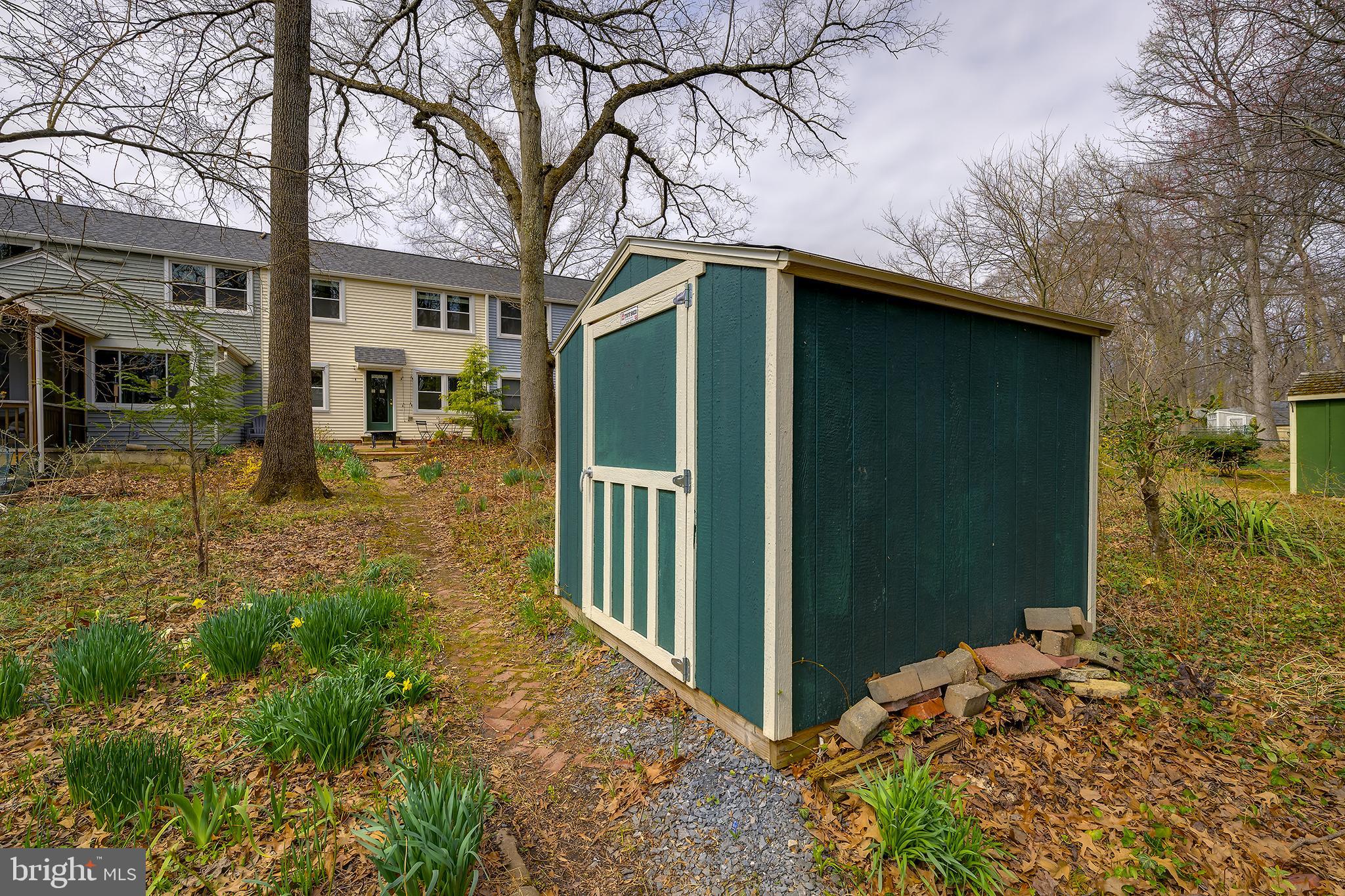 14 Laurel Hill Road Greenbelt, MD 20770 - Photo 40 of 41 a backyard of a house with table and chairs