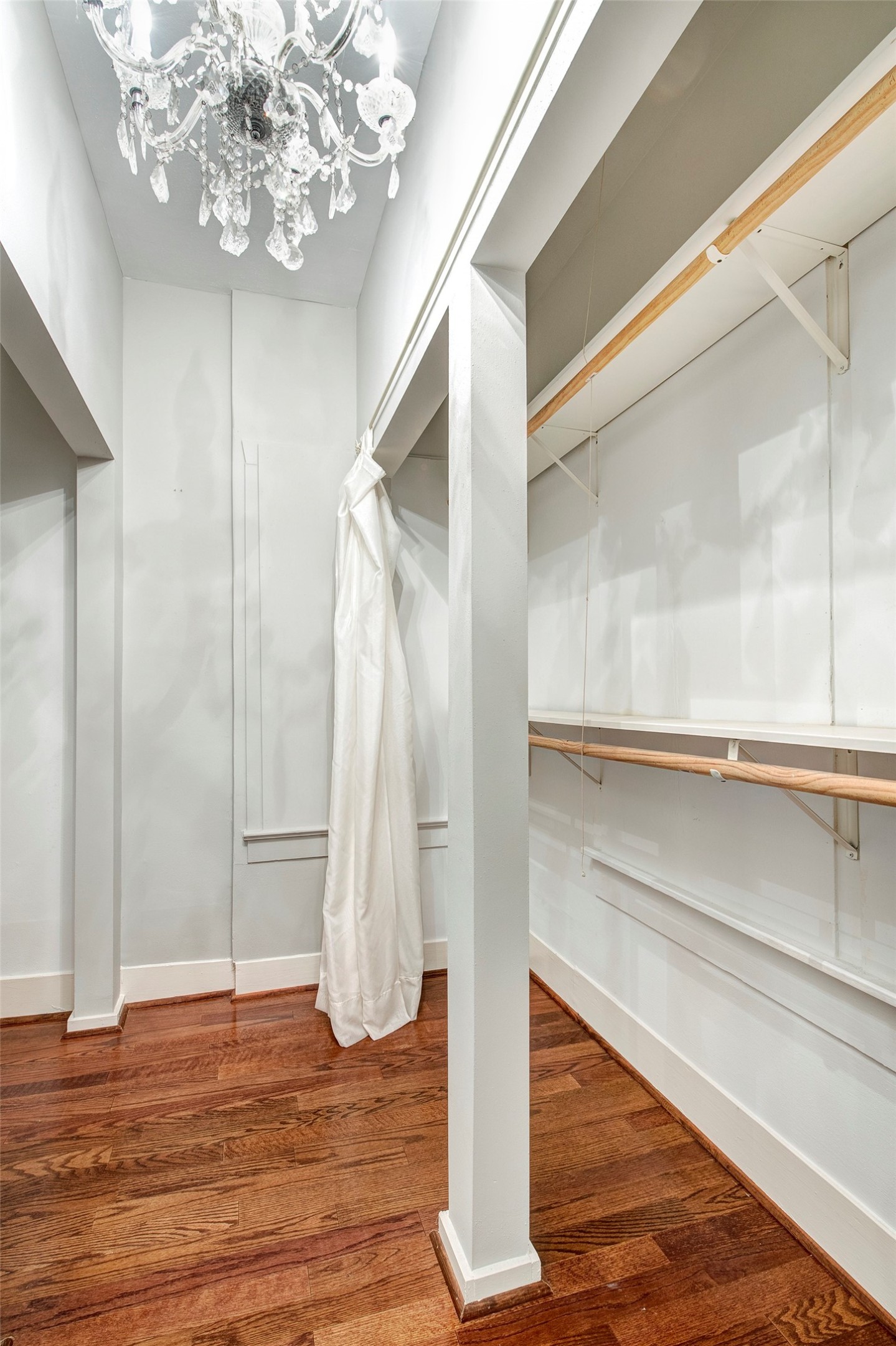 2219 Singleton Street Houston, TX 77008 - Photo 11 of 21 Primary bedroom walk-in closet.