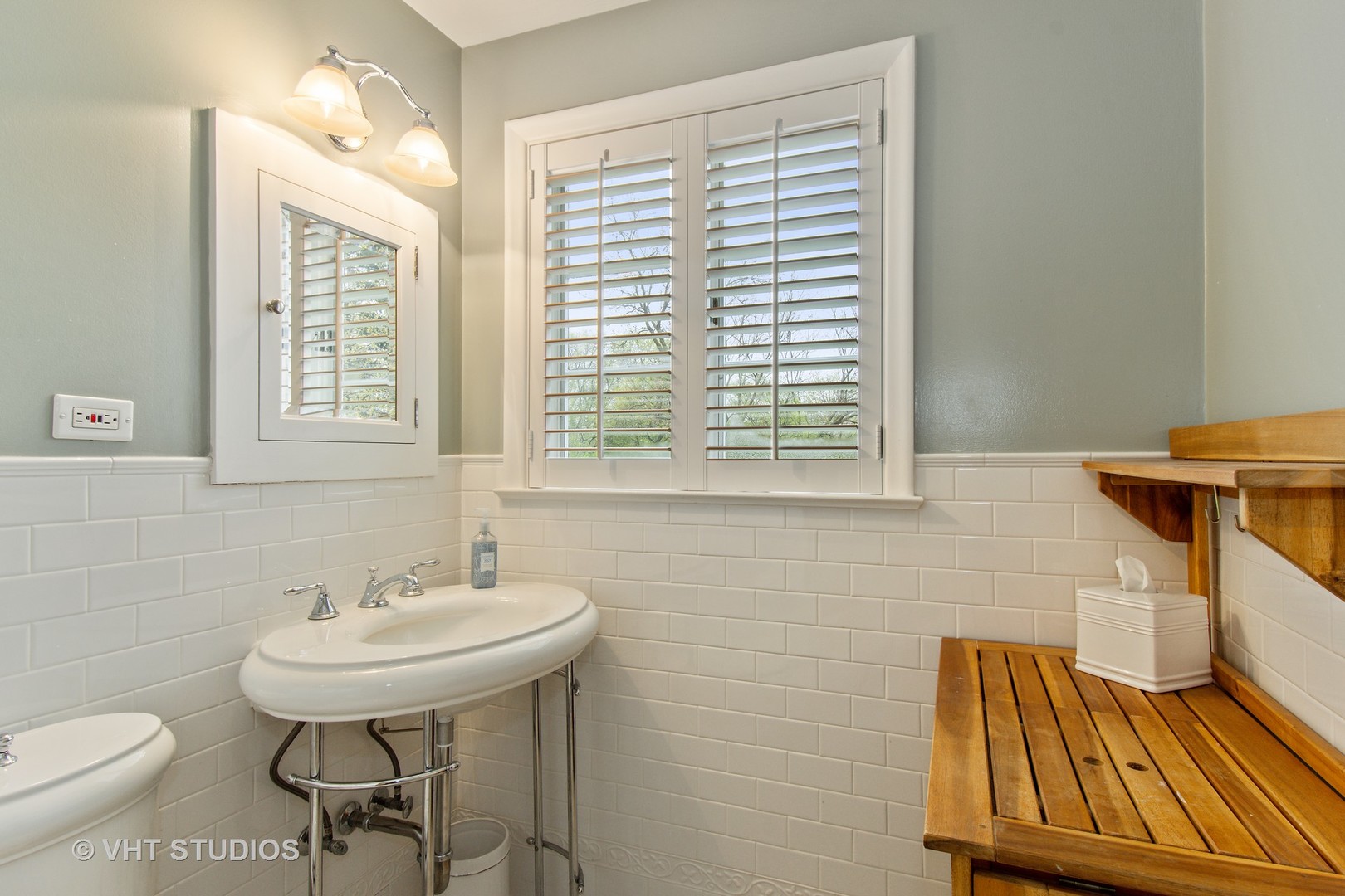 570 Aberdeen Road Inverness, IL 60067 - Photo 16 of 34 a bathroom with a sink a toilet and a mirror