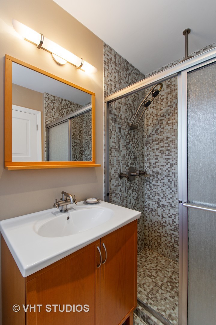 570 Aberdeen Road Inverness, IL 60067 - Photo 18 of 34 a bathroom with a sink and a mirror