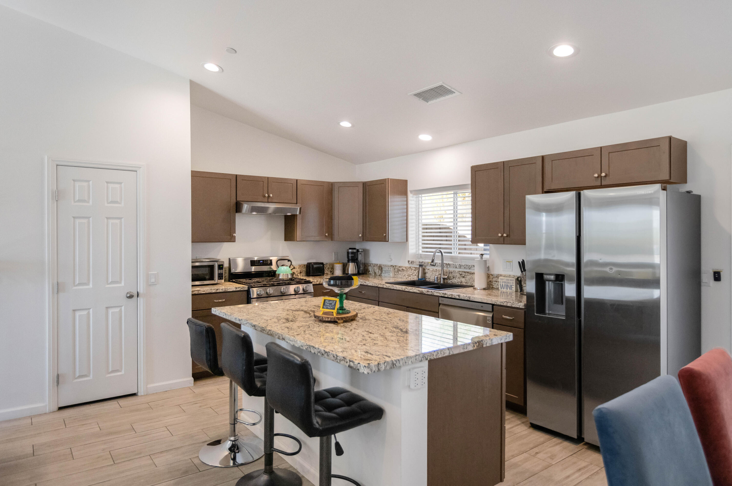 66560 Ocotillo Road Desert Hot Springs, CA 92240 - Photo 2 of 34 Eat in Bar