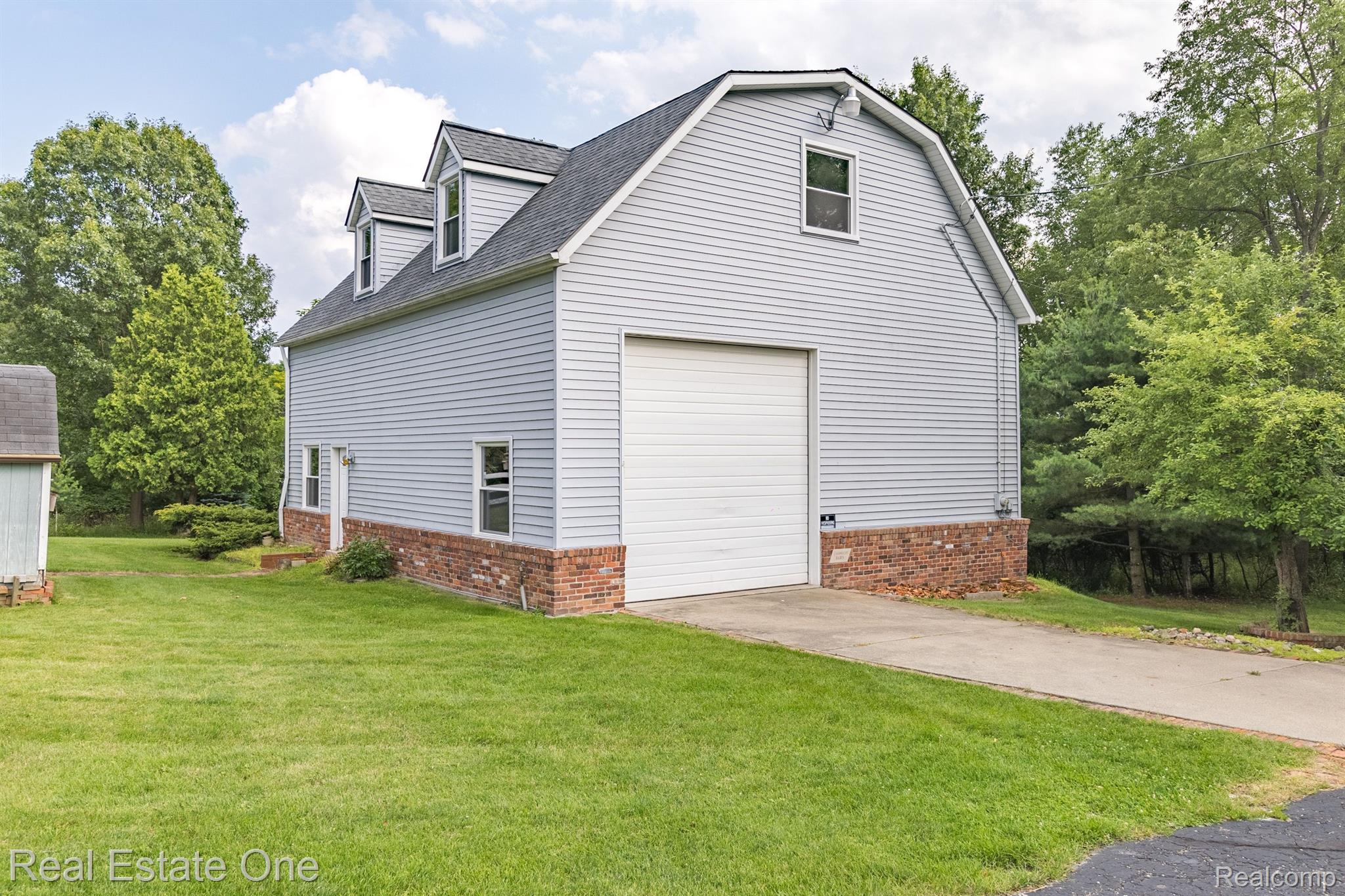 11260 Hartland Road Fenton, MI 48430 - Photo 3 of 73 Front elevation of 32x40ft heated pole barn w/e