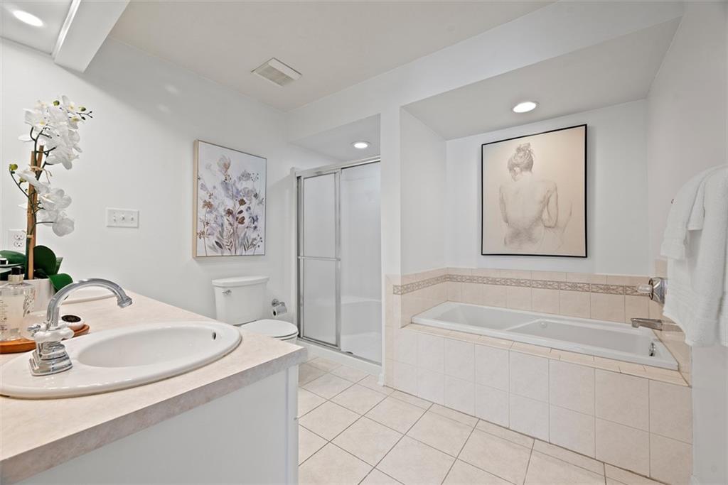 7 Waterside Place Pittsburgh, PA 15222 - Photo 19 of 43 a bathroom with a tub sink and mirror