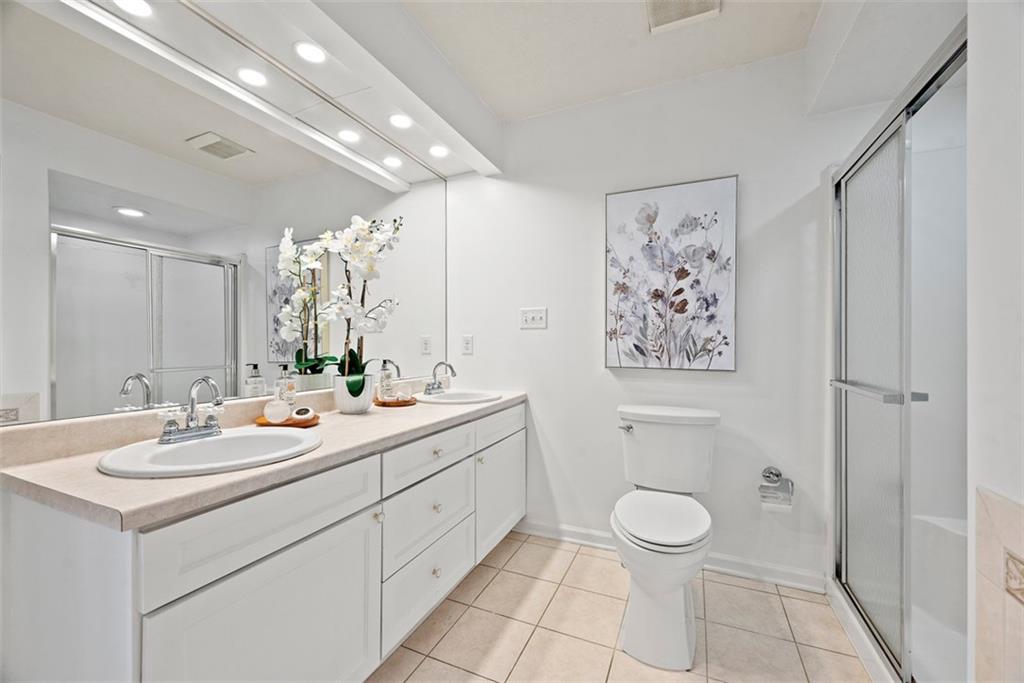 7 Waterside Place Pittsburgh, PA 15222 - Photo 20 of 43 a bathroom with a toilet sink and mirror