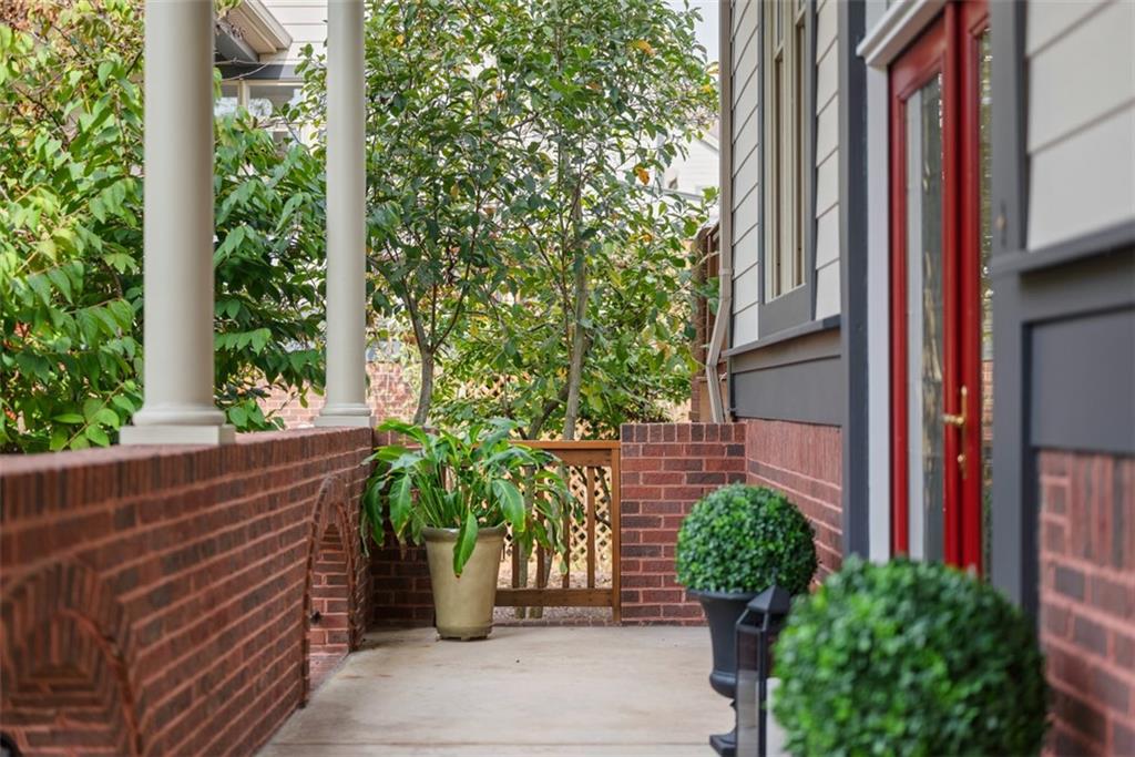 7 Waterside Place Pittsburgh, PA 15222 - Photo 3 of 43 a house view with a garden space