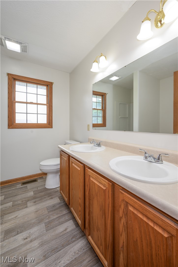 2811 Canton Road Uniontown, OH 44685 - Photo 26 of 35 Ensuite featuring double sink vanity