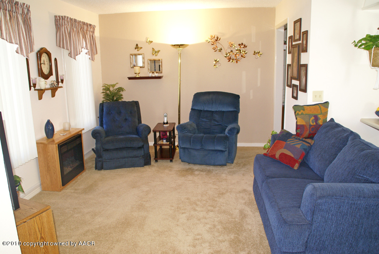 1615 Southwest 48th Avenue Amarillo, TX 79110 - Photo 2 of 14 a living room with furniture