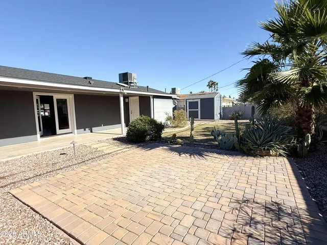 a view of a yard with a house
