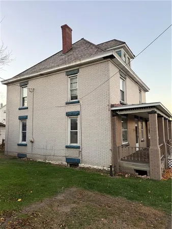 a view of a house with backyard