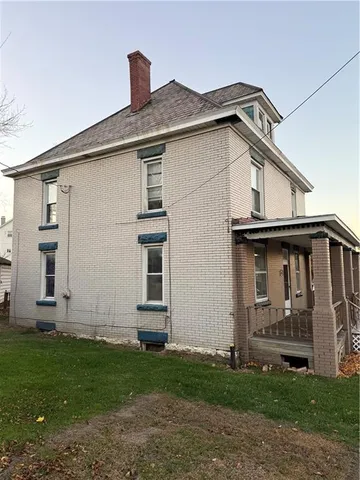 a view of a house with backyard