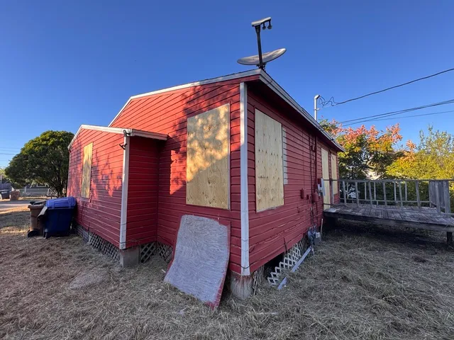 a view of a backyard