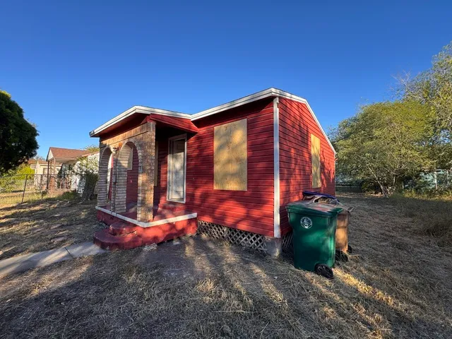 a view of a house with backyard