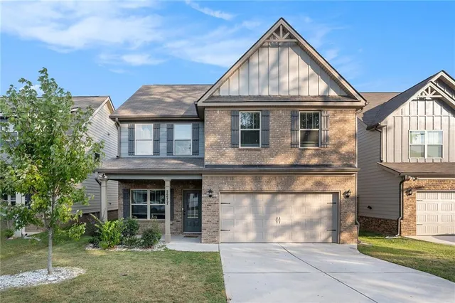 a view of front a house with a yard