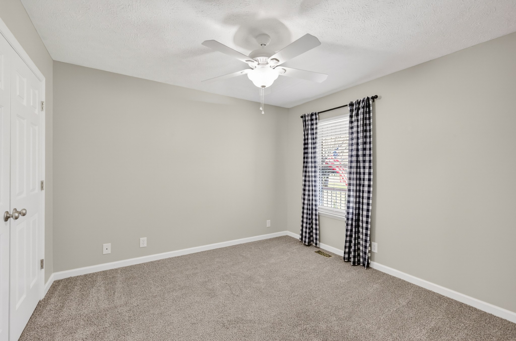3145 Middleton Drive Rockvale, TN 37153 - Photo 20 of 50 an empty room with windows and ceiling fan