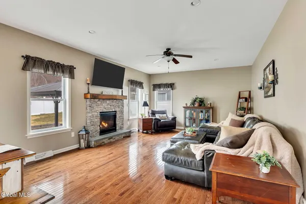 $629,900 | 6 Jennifer Drive, Halfmoon, NY 12118