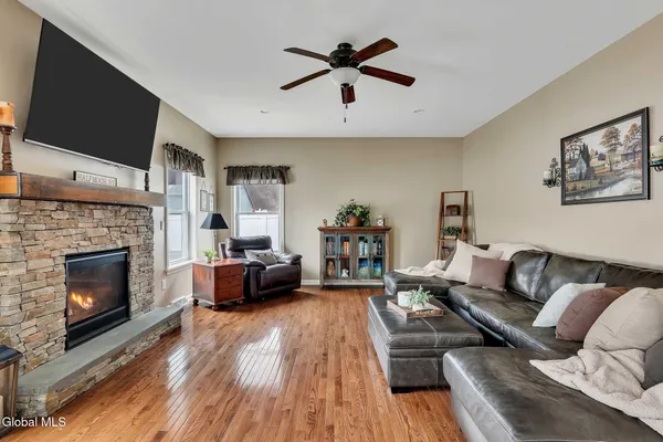 $629,900 | 6 Jennifer Drive, Halfmoon, NY 12118