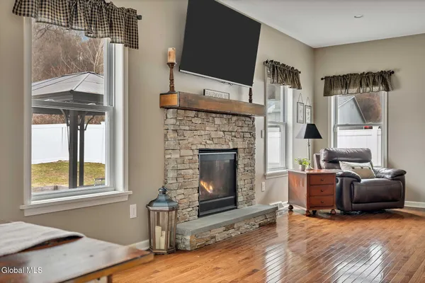 $629,900 | 6 Jennifer Drive, Halfmoon, NY 12118