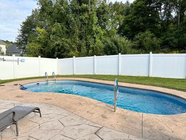 $629,900 | 6 Jennifer Drive, Halfmoon, NY 12118