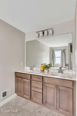 $629,900 | 6 Jennifer Drive, Halfmoon, NY 12118