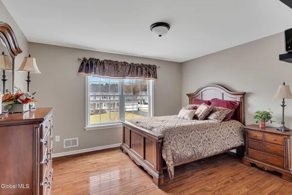 $629,900 | 6 Jennifer Drive, Halfmoon, NY 12118