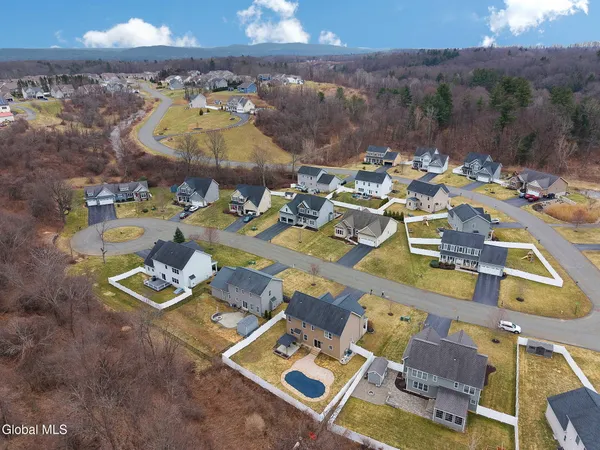 $629,900 | 6 Jennifer Drive, Halfmoon, NY 12118