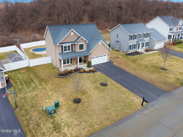 $629,900 | 6 Jennifer Drive, Halfmoon, NY 12118