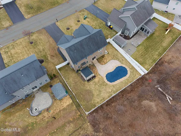 $629,900 | 6 Jennifer Drive, Halfmoon, NY 12118