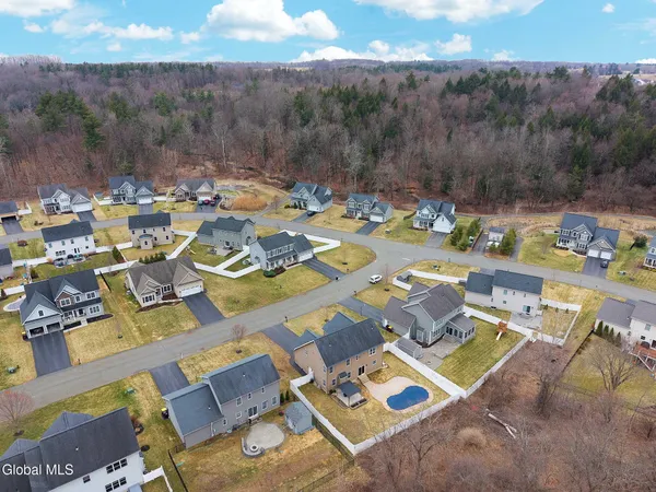 $629,900 | 6 Jennifer Drive, Halfmoon, NY 12118