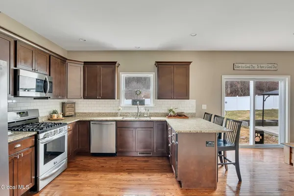 $629,900 | 6 Jennifer Drive, Halfmoon, NY 12118