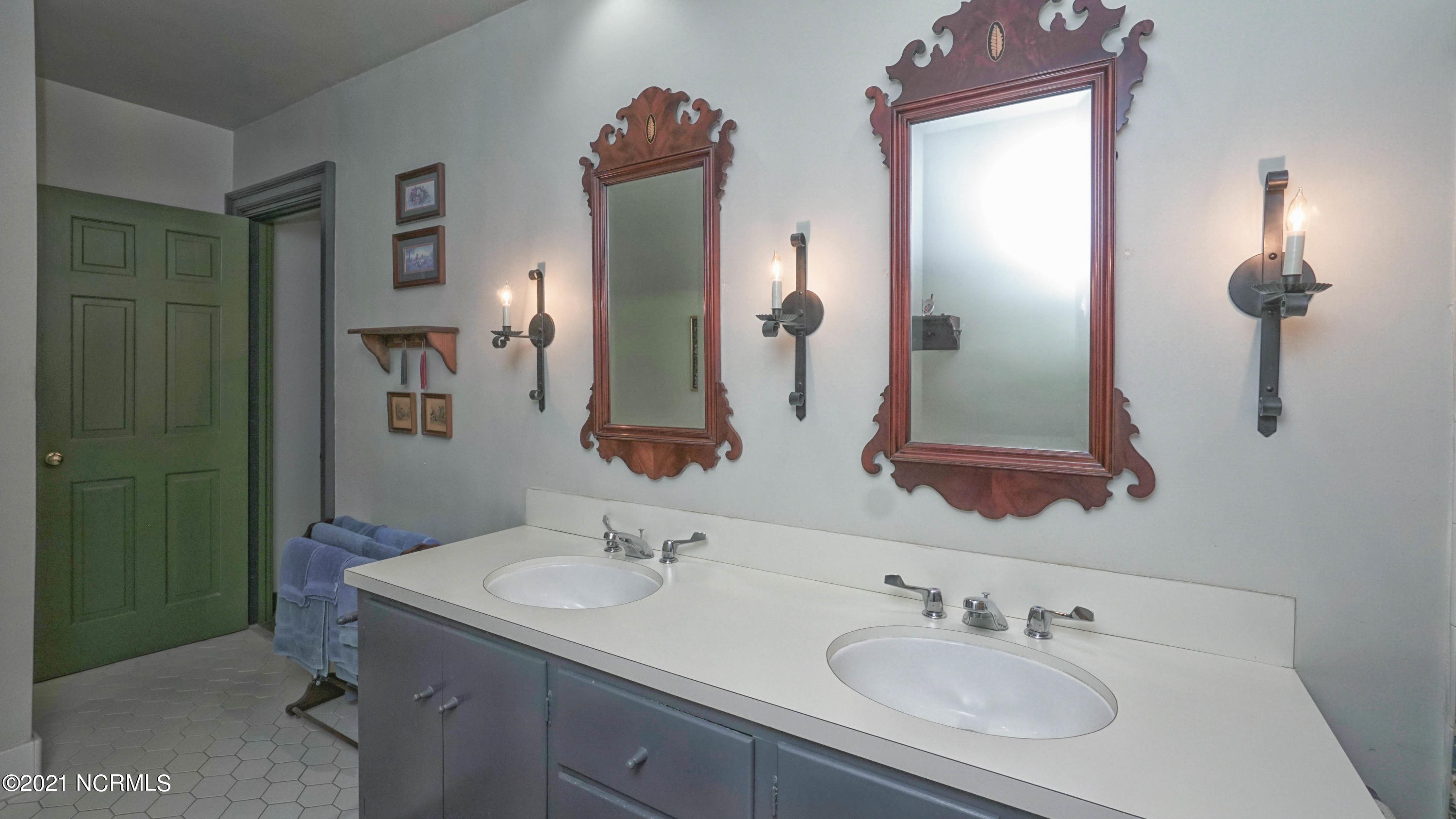 1607 Captains Road Tarboro, NC 27886 - Photo 33 of 36 32 2ND FLOOR BATHROOM (2)