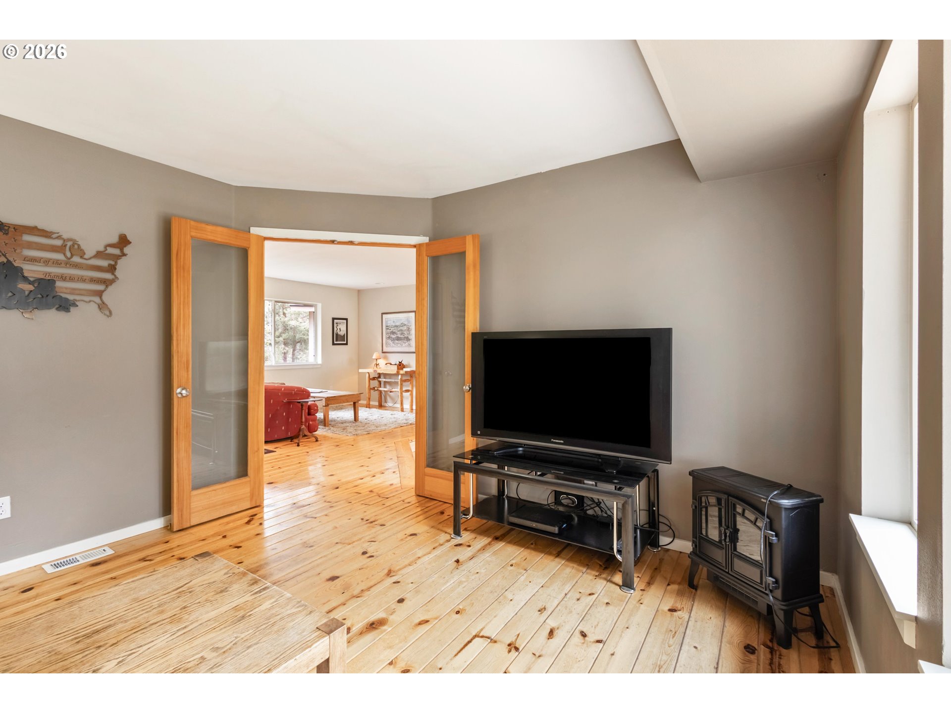 61082 Ferguson Court Bend, OR 97702 - Photo 20 of 48 a living room with furniture and a flat screen tv