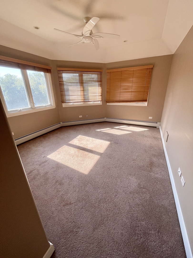 990 Stonehedge Drive Addison, IL 60101 - Photo 14 of 18 an empty room with windows