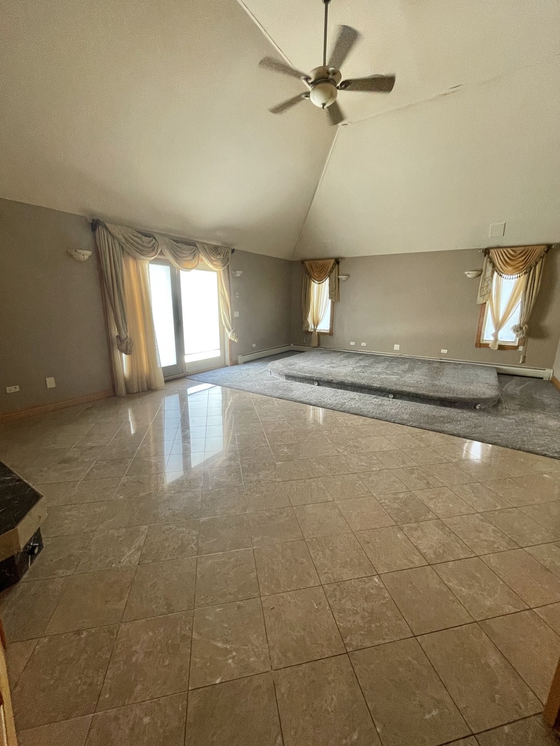 990 Stonehedge Drive Addison, IL 60101 - Photo 15 of 18 a view of a livingroom with a ceiling fan and window