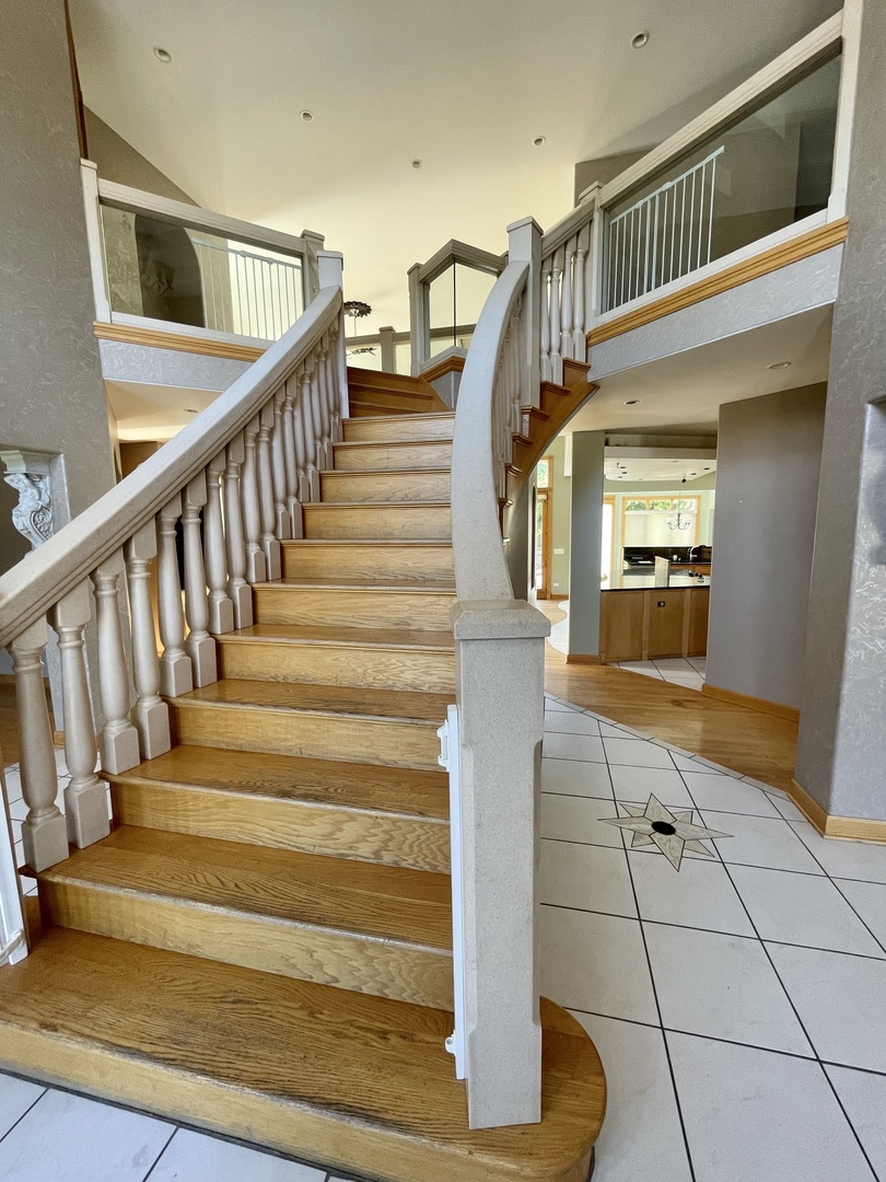 990 Stonehedge Drive Addison, IL 60101 - Photo 3 of 18 a view of entryway and hall with wooden floor