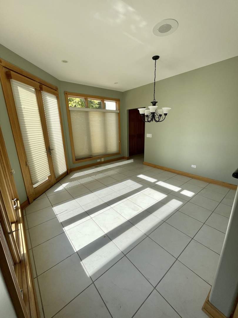 990 Stonehedge Drive Addison, IL 60101 - Photo 6 of 18 a view of a livingroom with a window
