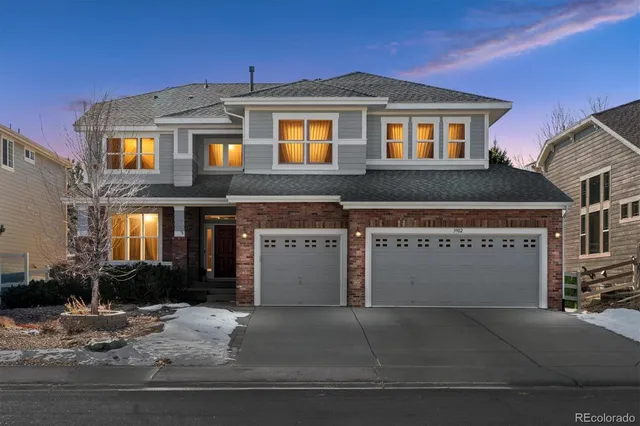 a view of entryway and hall