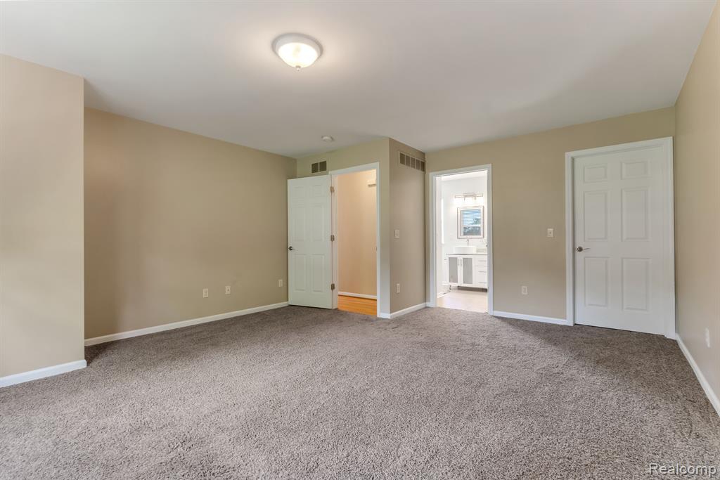 8246 Kimble Drive Pinckney, MI 48169 - Photo 15 of 45