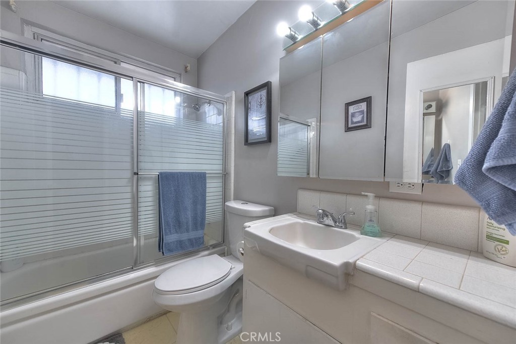 11229 Town & Country Drive Riverside, CA 92505 - Photo 22 of 36 Primary bedroom bathroom 1