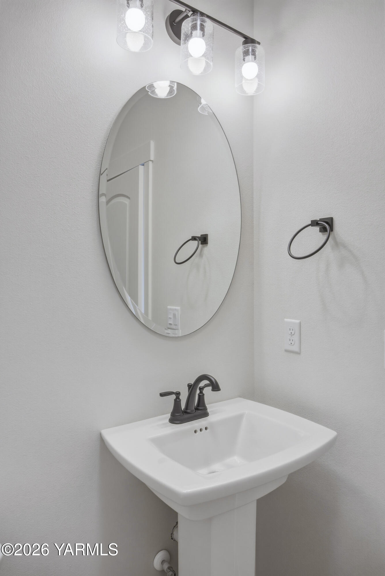 215 Packer Street Prosser, WA 99350 - Photo 30 of 45 a bathroom with a sink a mirror and a vanity