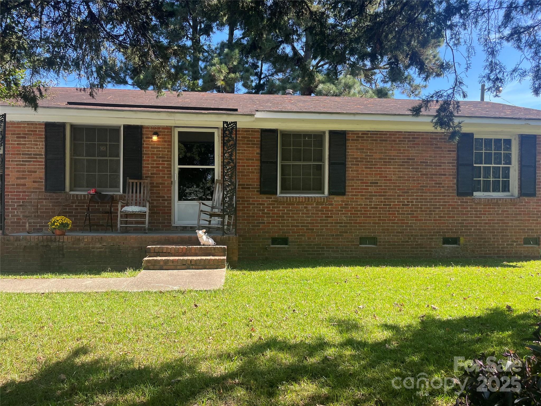 a view of house with backyard