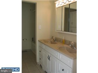 17 Briarhill Road Berlin, NJ 08009 - Photo 4 of 10 Bathroom
