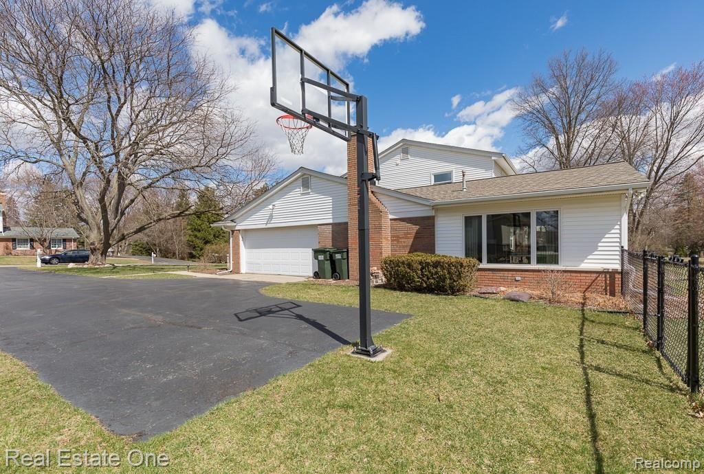 585 South Fieldstone Drive Rochester Hills, MI 48309 - Photo 3 of 34