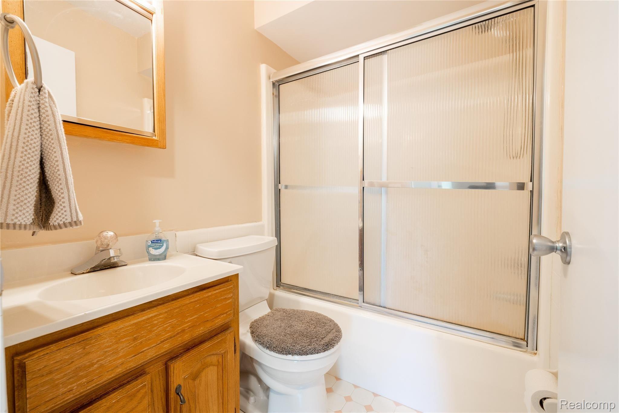 8653 Lake Road Grosse Ile, MI 48138 - Photo 16 of 34 8653 Lake Rd, Grosse Ile - Main Floor Full Bath