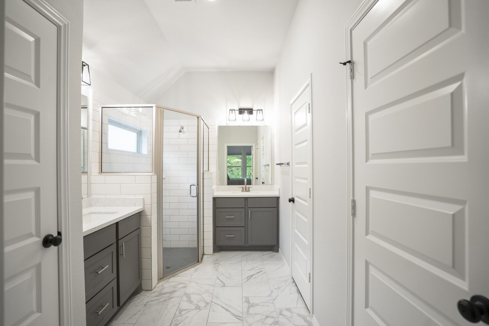 334 Topper Pines Drive Montgomery, TX 77316 - Photo 20 of 49 Moving into the ensuite bath, the dual-sink vanity keeps the morning routine functional, with a linen closet on the left, water closet on the right, and the walk-in closet just beyond.